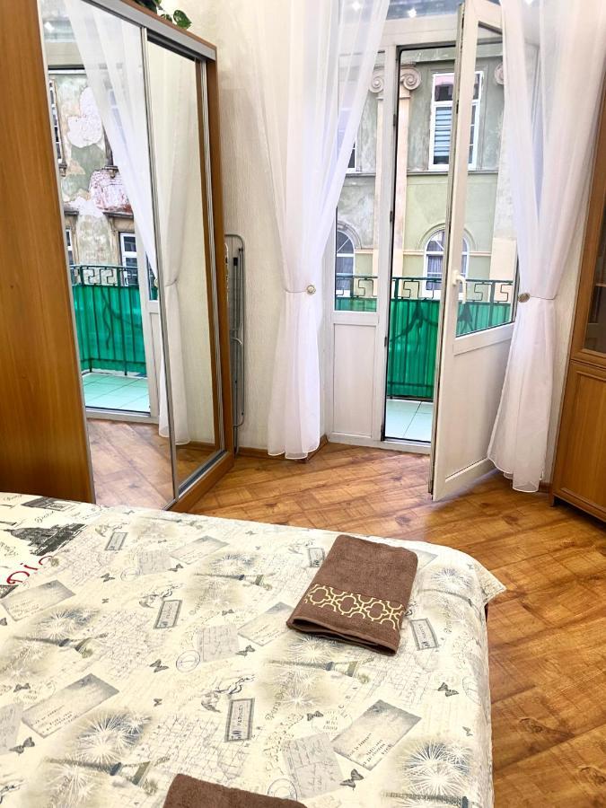 Навпроти Вернісажу Біля Оперного Вулиця Театральна 26 Є Балкон Та Інернет Apartment Lviv Exterior photo